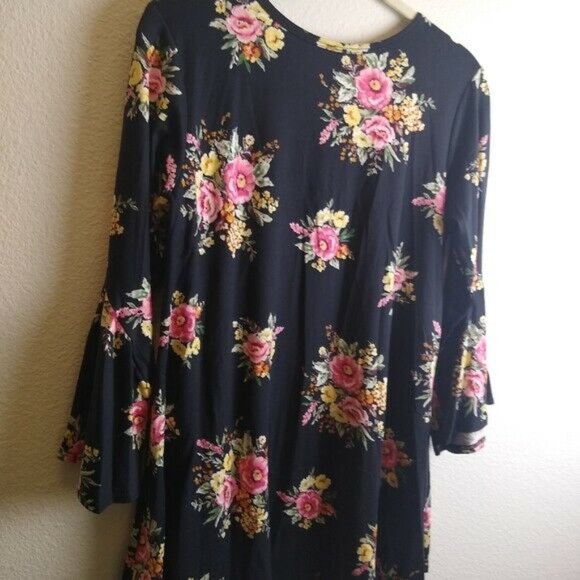 42 Pops Keyhole Design Black Floral Bell Sleeve Tunic Women Medium Flare Top - Picture 3 of 8